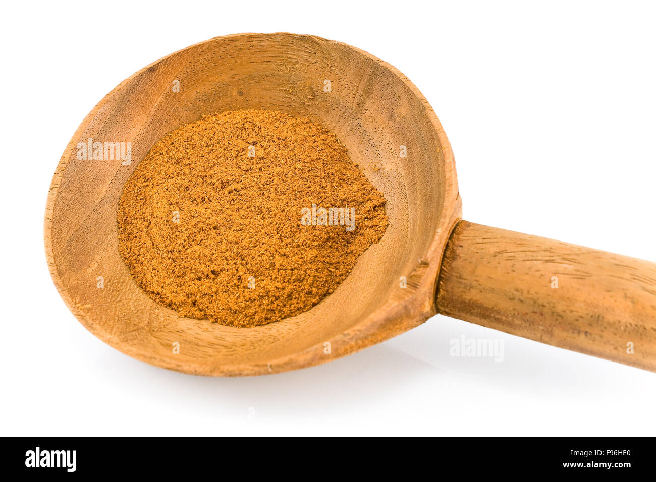 Boden-Chili mit Holzlöffel isoliert auf weiss Stockfoto