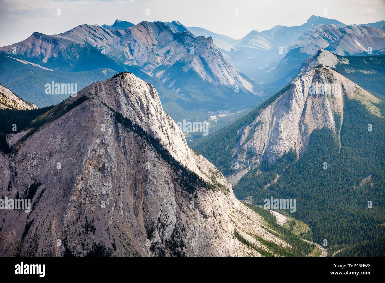 Ansicht der Rocky Mountains vom Gipfel des Sulphur Skyline Trail, Miette Hotsprings, Jasper Nationalpark, Alberta, Kanada. Stockfoto