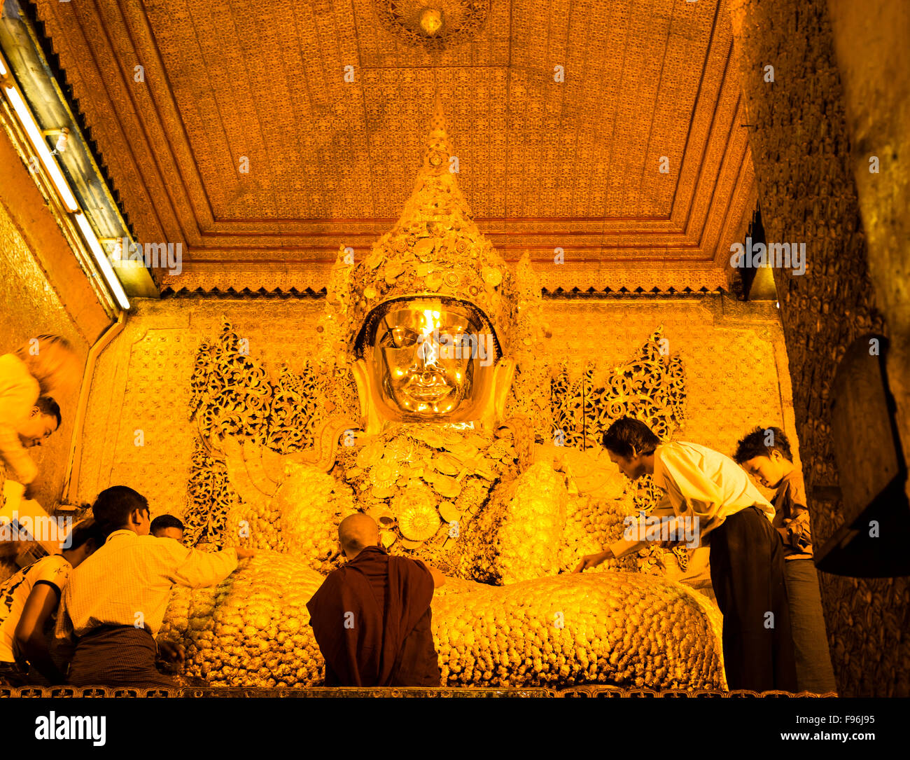 Buddha bedeckt mit kleinen goldenen Blätter, Mahamuni Paya, Chanmyathazi, Mandalay, Myanmar Stockfoto