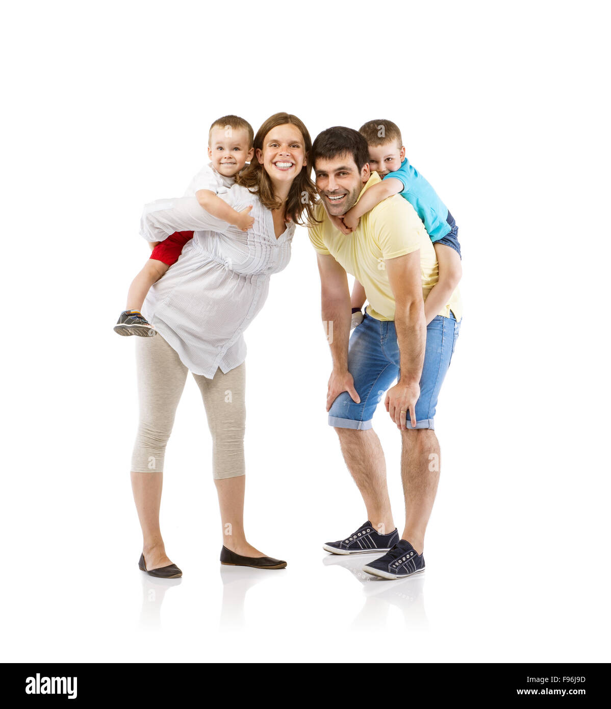 Porträt von die glückliche Familie mit zwei Kindern und schwangeren Mutter, isoliert auf weißem Hintergrund Stockfoto