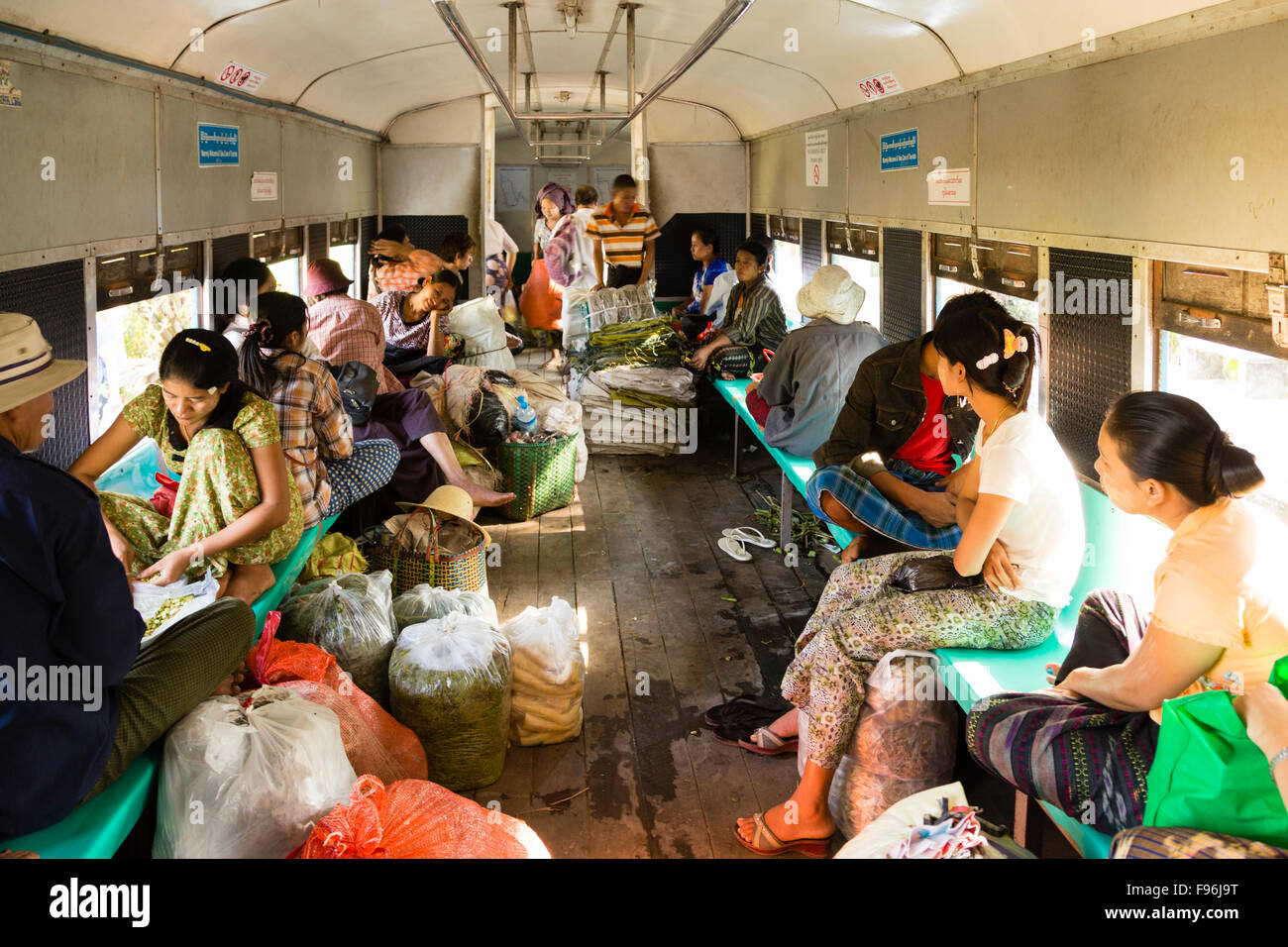 Zugfahrt auf der Circle Line, South Okkalapa, Yangon, Myanmar Stockfoto