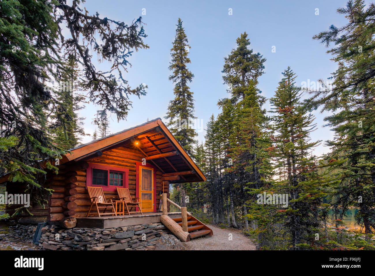 Eine rustikale Gästekabine am Ufer des Lake O'Hara im Yoho Nationalpark, Britisch-Kolumbien, Kanada. Kein Property-Release Stockfoto