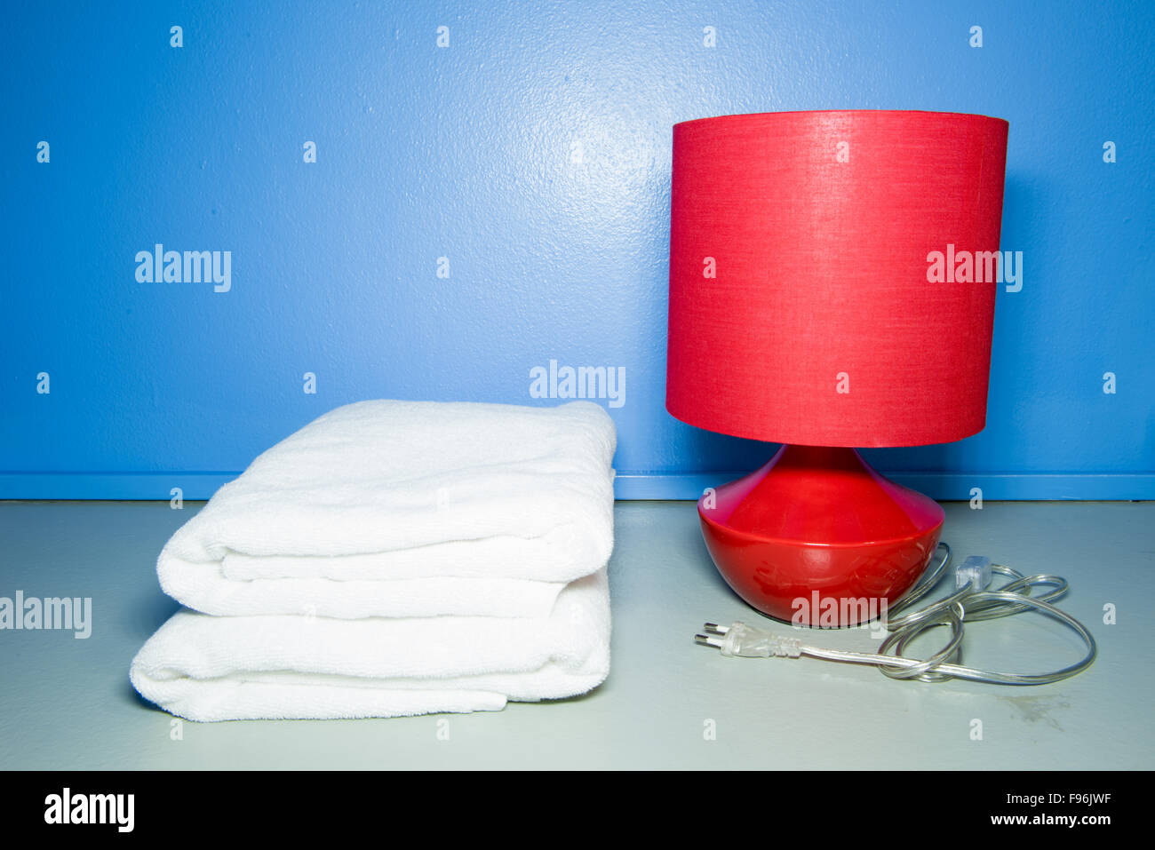 Zwei Handtücher und rote Lampe am Tisch Textur grauen und blauen blackground Stockfoto