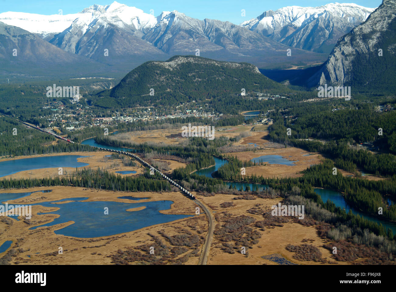 CP Rail Train, Bow River, W von Banff, Alberta, Kanada Stockfoto