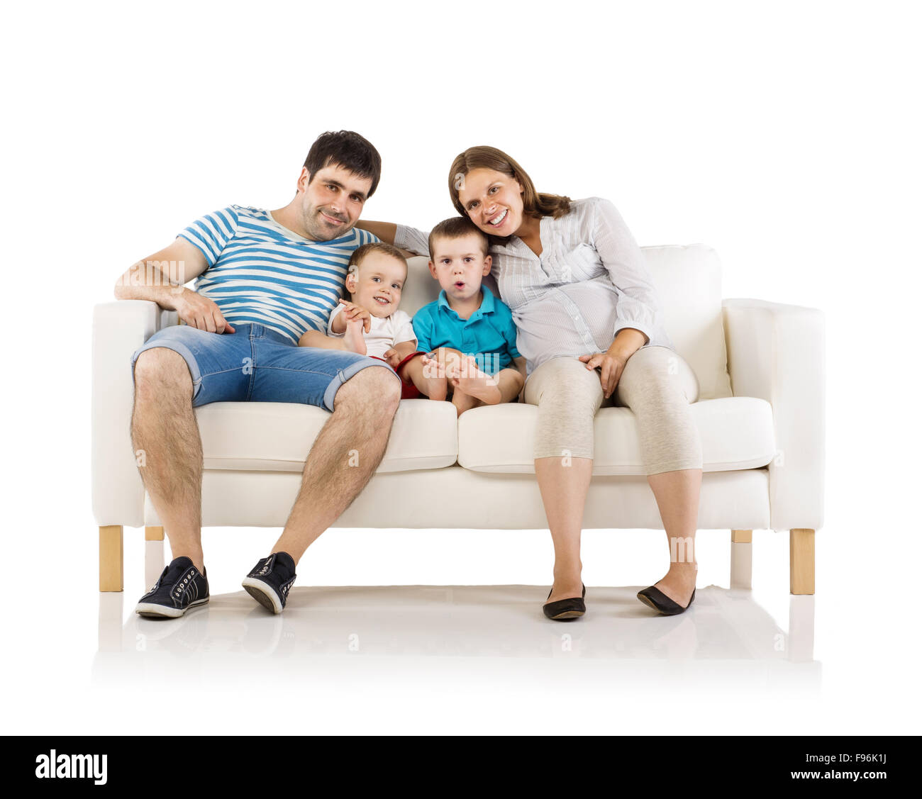 Porträt von die glückliche Familie mit zwei Kindern und schwangeren Mutter auf Sofa, isoliert auf weißem Hintergrund Stockfoto
