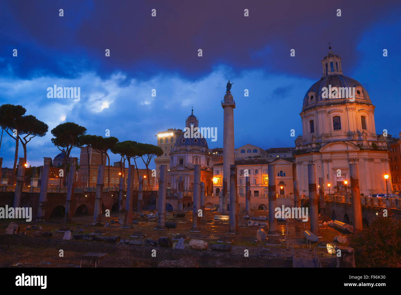 Trajan Forum, Foro di Traiano, Kirche Santa Maria di Loreto in der Abenddämmerung, Roman Forum, Rom, Latium, Italien Stockfoto