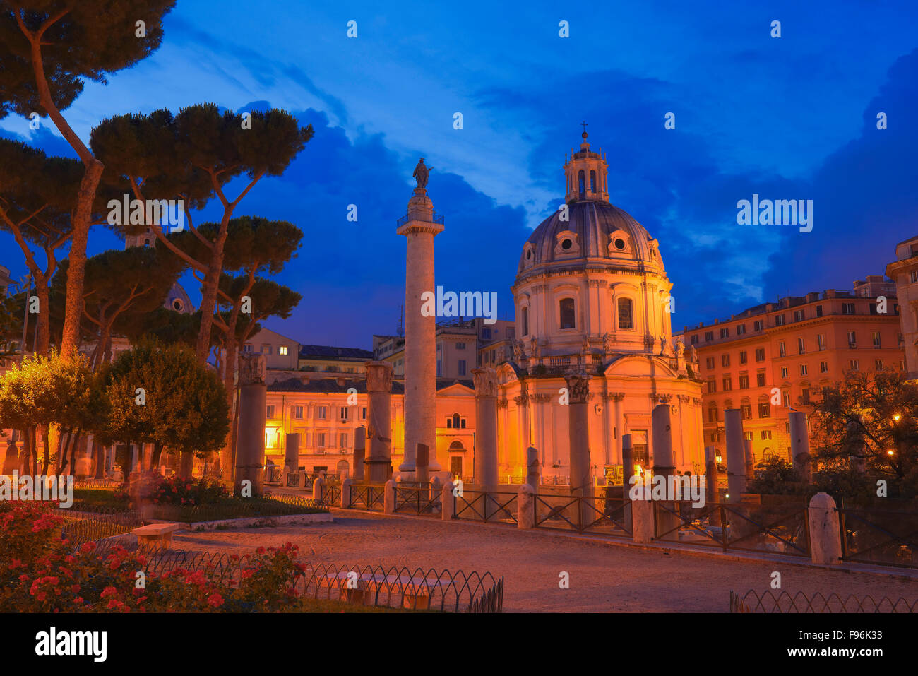 Trajan Forum, Foro di Traiano, Kirche Santa Maria di Loreto in der Abenddämmerung, Roman Forum, Rom, Latium, Italien Stockfoto