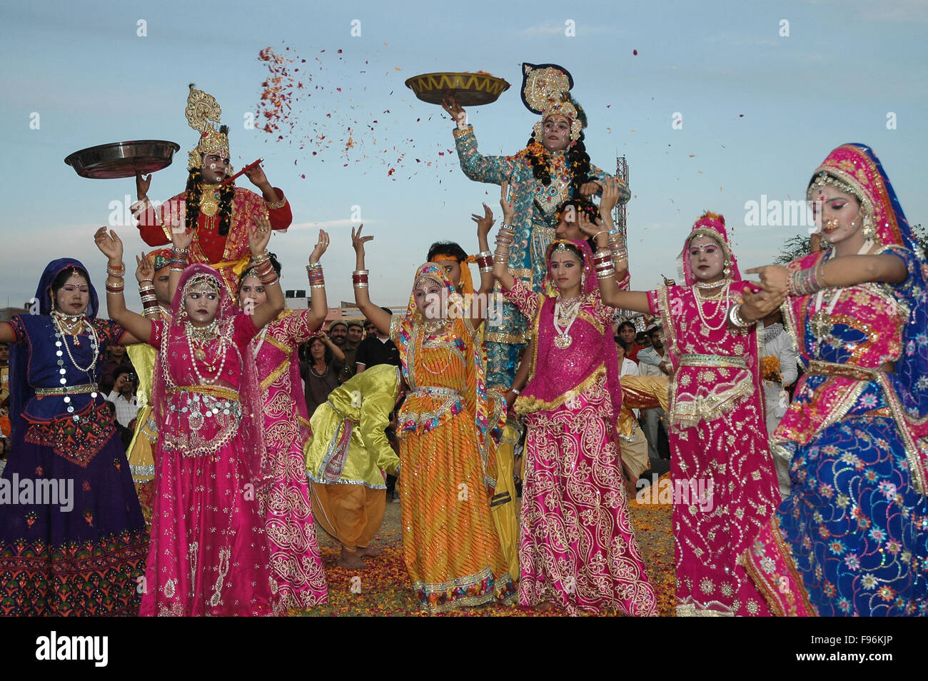 Einige Rajasthani Folk Künstler Radha Krishna Liebesgeschichte während Holi Fest Feier in Jaipur, Rajasthan, (Indien). Stockfoto