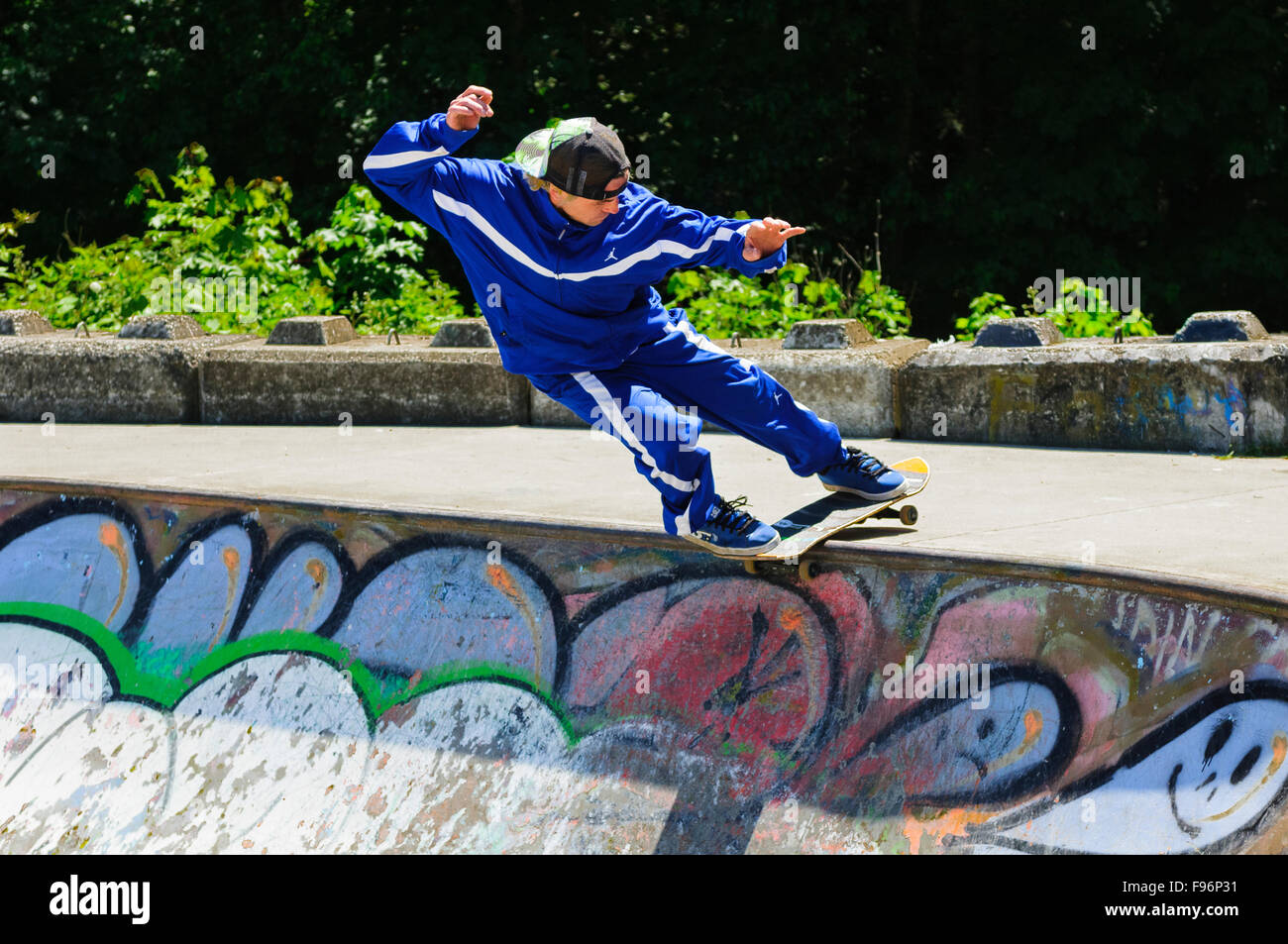 Ein Skateboarder Tricks auf seinem Skateboard zu tun. Stockfoto
