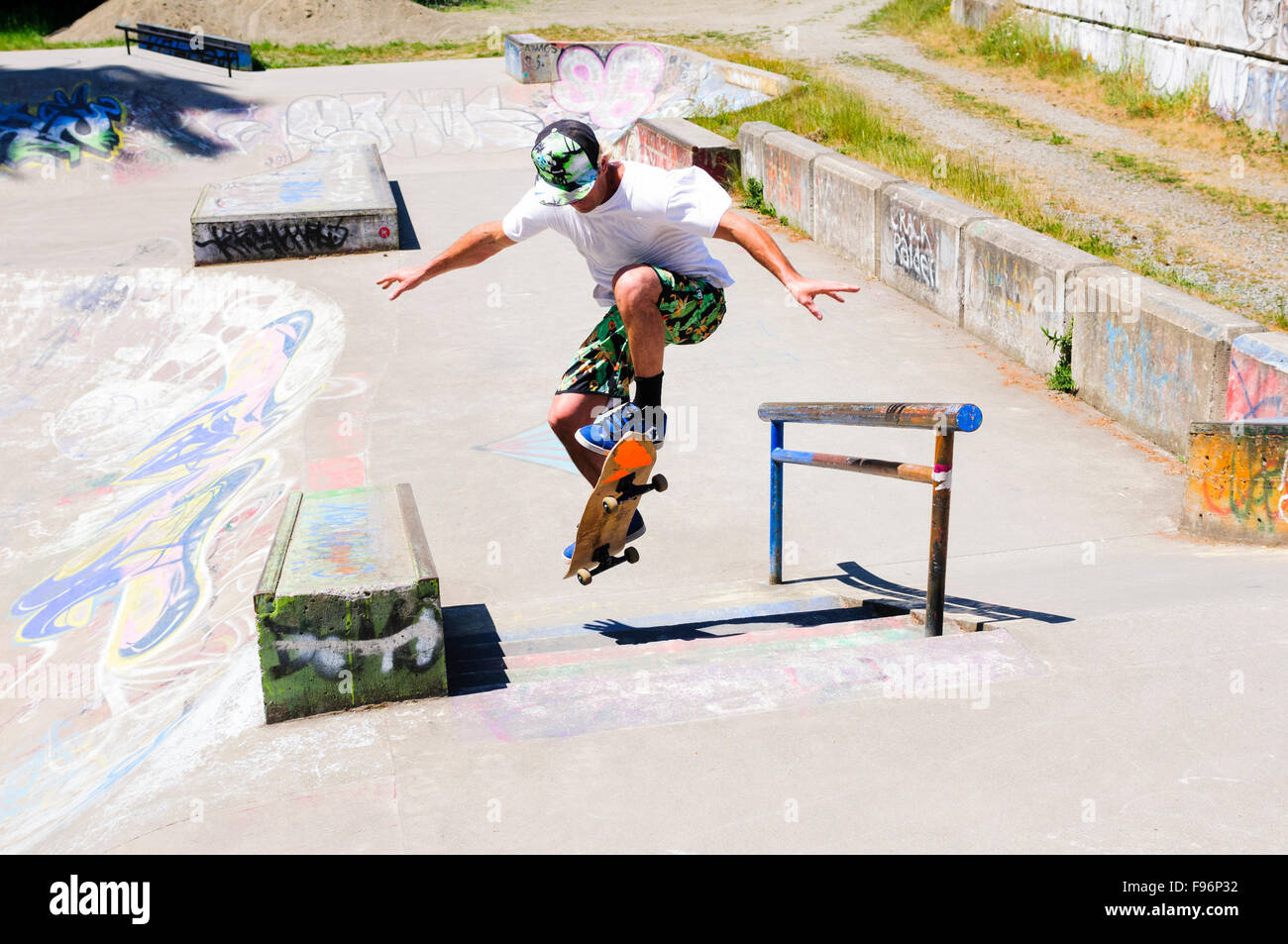Ein Skateboarder Tricks auf seinem Skateboard zu tun. Stockfoto