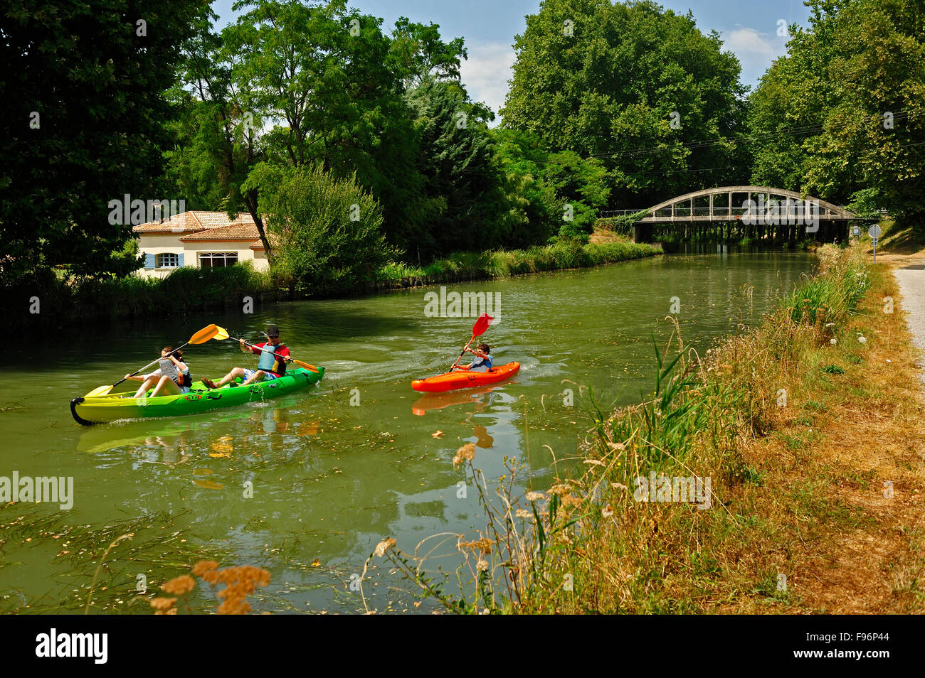 Kajaks in der Canal de Garonne in der Nähe von Bezet, LotetGaronne Abteilung, Frankreich Stockfoto
