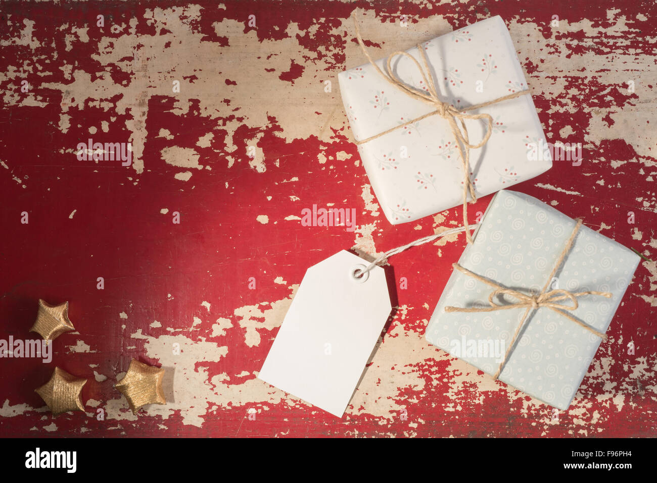Grußkarte Ferienkonzept, Draufsicht Retro-Geschenk-Boxen mit leeren Etikettenvorlage Mock-up auf Grunge Texturen Hintergrund. Stockfoto