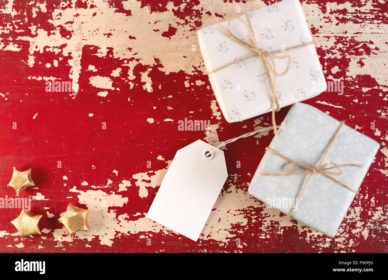 Weihnachten Draufsicht Konzept Etikettenvorlage mit Vintage Geschenkboxen und Dekoration auf Hipster Holzstruktur Hintergrund. Enthält CP Stockfoto