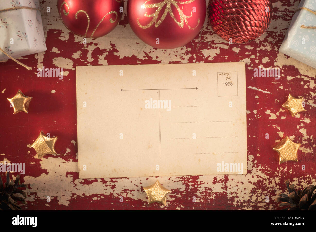 Frohe Weihnachten Draufsicht Postkarte auf Retro-Grunge Holz Hintergrund mit Xmas Ornament Dekoration. Clipping-Pfad enthält Stockfoto