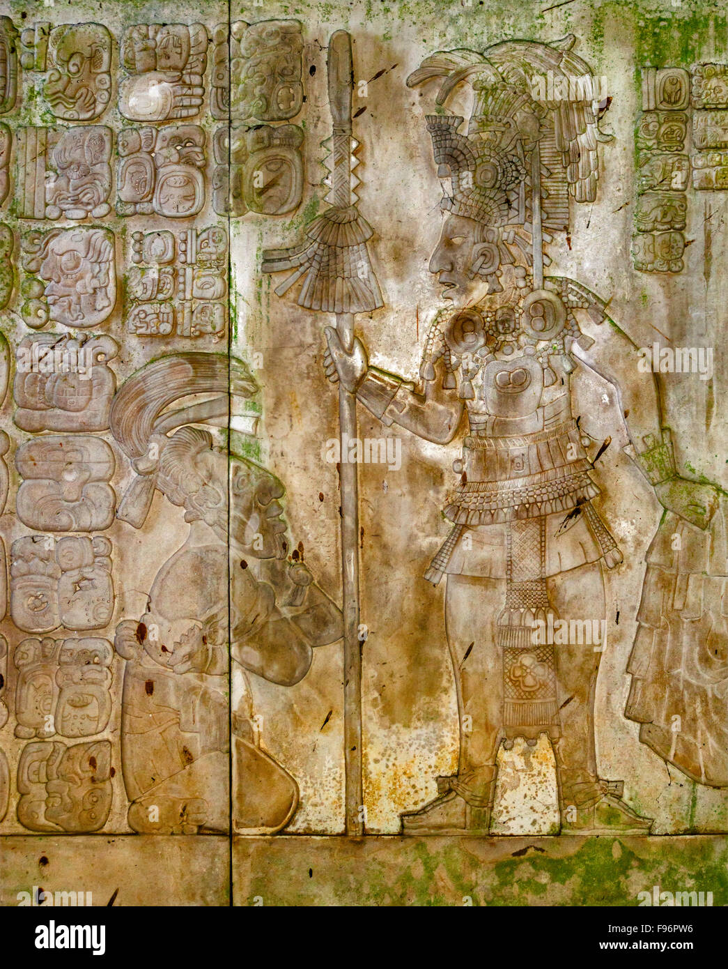 Carving-Panel zeigt einen Krieger mit einer Gefangenschaft, Templo de Los Guerreros, Akropolis Sur, Ruinen Maya, Palenque, Mexiko Stockfoto
