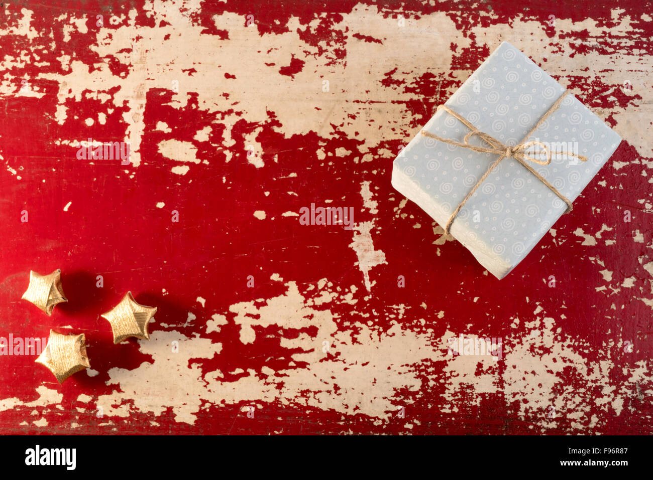 Urlaub Grußkarten-Konzept Hintergrund Sterne Draufsicht Vintage Geschenk Box und Papier Gold auf Grunge rote Holzstruktur. Stockfoto