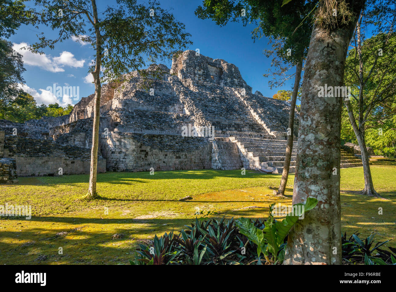 Estructura X (Struktur 10), Maya Ruinen, Becan Ausgrabungsstätte, La Ruta Rio Bec, Halbinsel Yucatan, Campeche Zustand, Mexiko Stockfoto