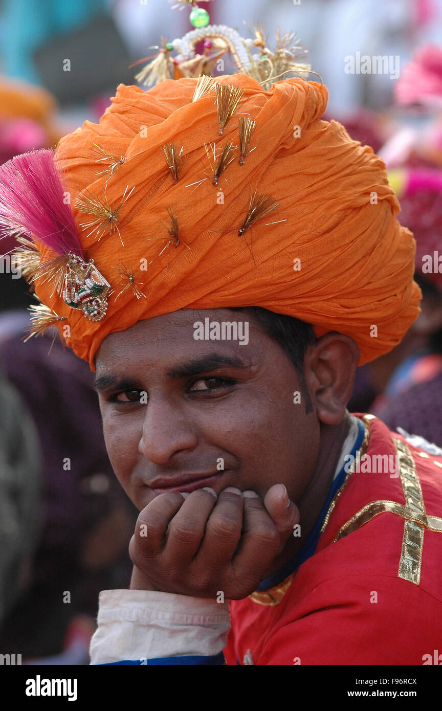 Nahaufnahme von einem Rajasthani-männlich, während Holi, eine hinduistische Festival feiert Lenz und Liebe mit Farben in Jaipur, Rajasthan Indien Stockfoto