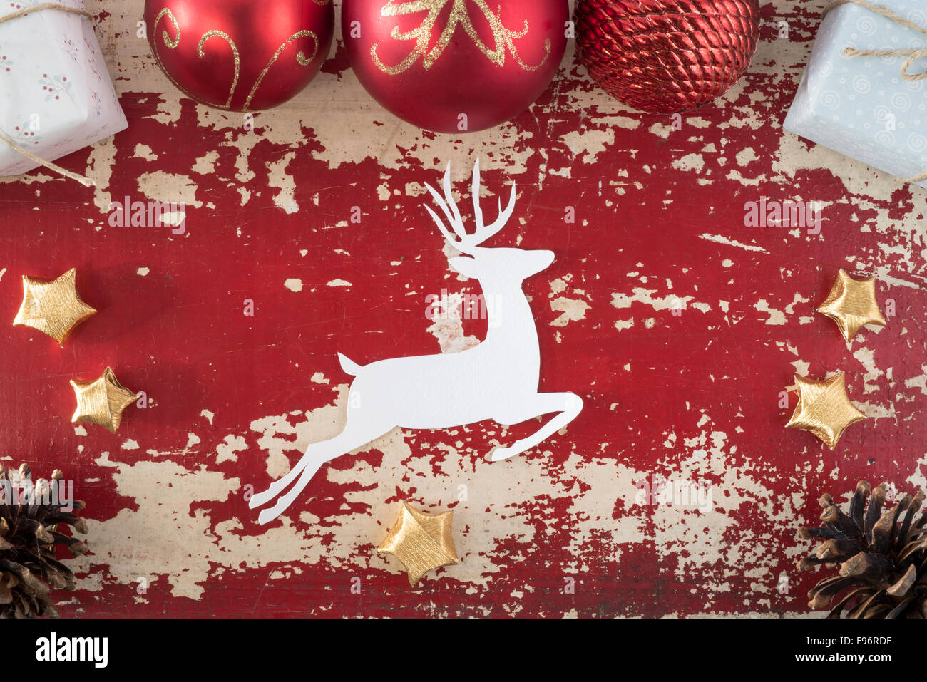 Frohe Weihnachten guten Rutsch Draufsicht Grußkarte Hintergrund mit Papier Hirsch Silhouette und Urlaub-Deko-Elemente Stockfoto