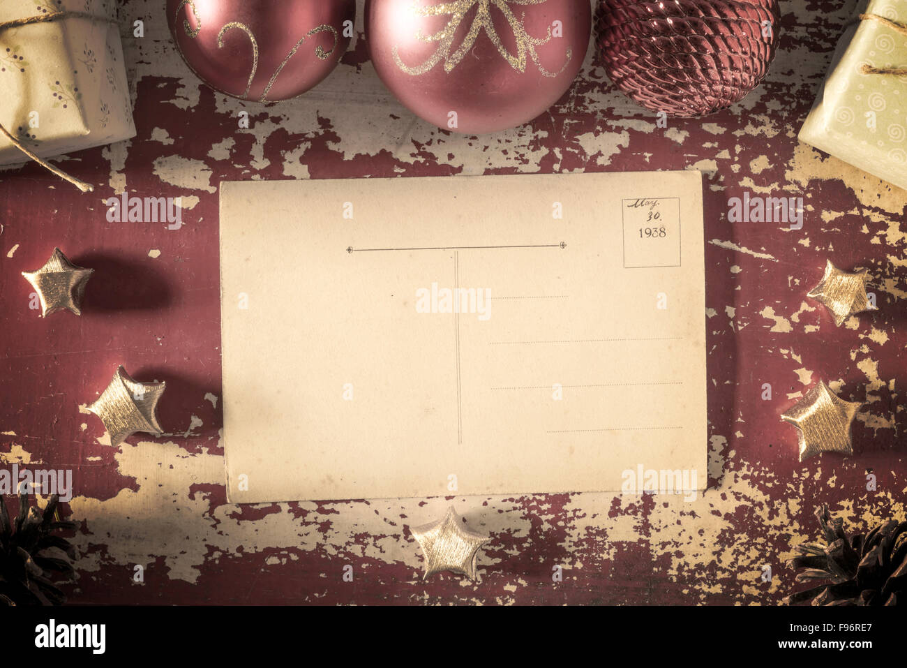 Frohe Weihnachten Retro-Draufsicht leeren Grußkarte zurück auf Grunge Holzstruktur Hintergrund mit Urlaub Elemente, Vintage-filter Stockfoto