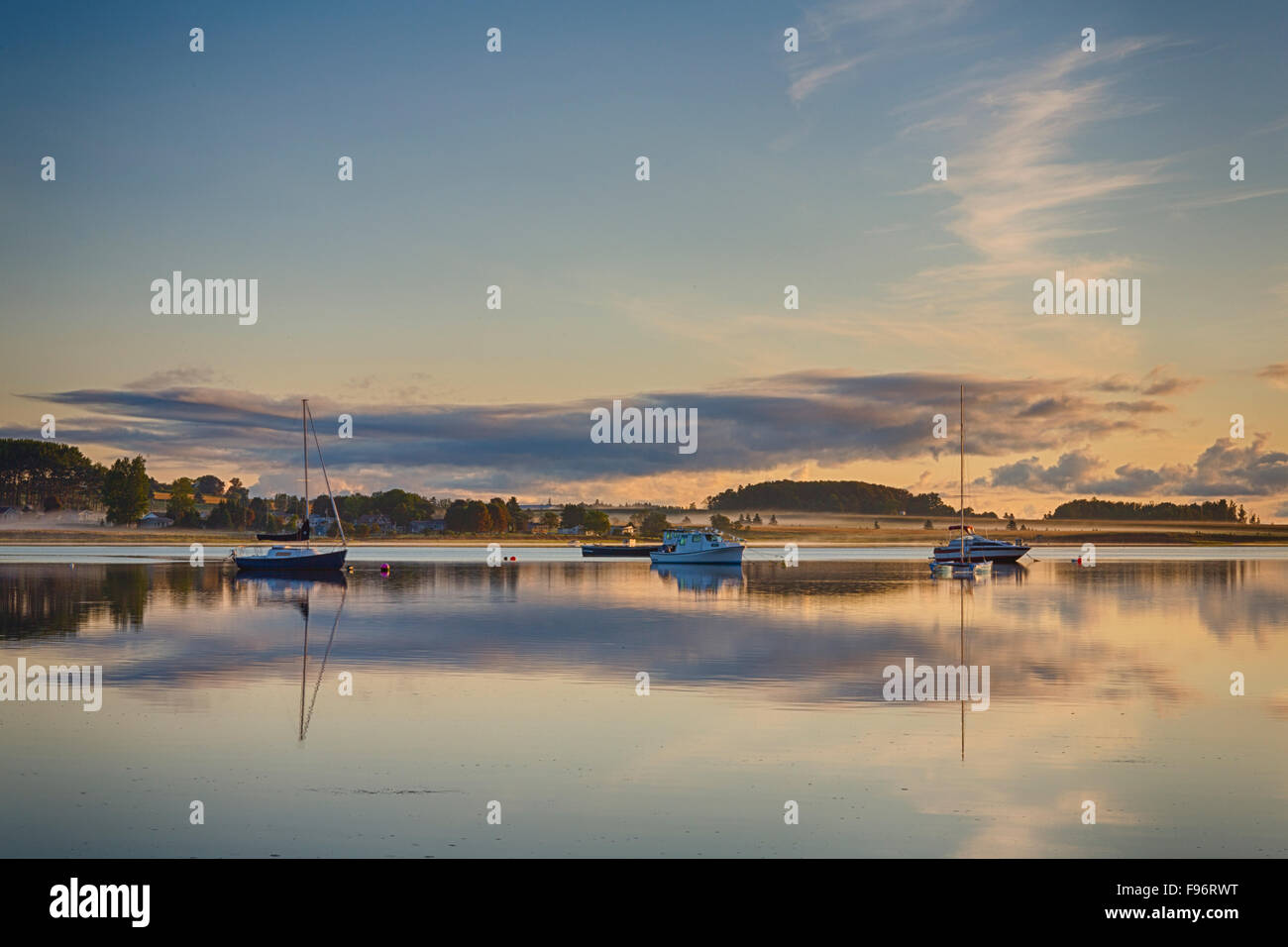 Segelboote und Motorboote spiegelt sich in der West River, Meadowbank, Prince Edward Island, Canada Stockfoto