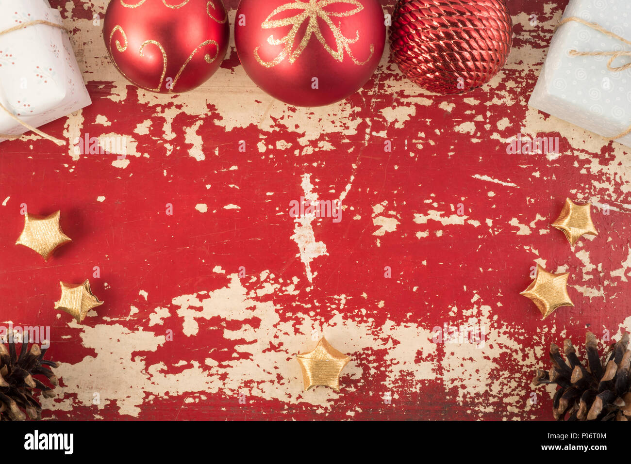 Weihnachten-Neujahr Konzept Grußkarte Draufsicht Grunge Textur Vorlagenhintergrund mit Vintage Urlaub Dekorationselemente. Stockfoto