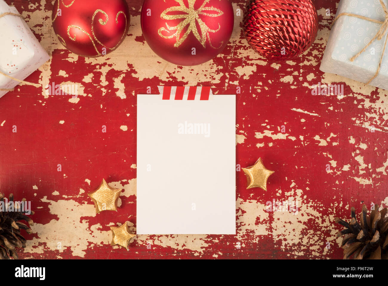 Frohe Weihnachten guten Rutsch Draufsicht Konzept Grußkarte Mockup mit Retro-Urlaub Dekoration auf Grunge Holzstruktur Stockfoto