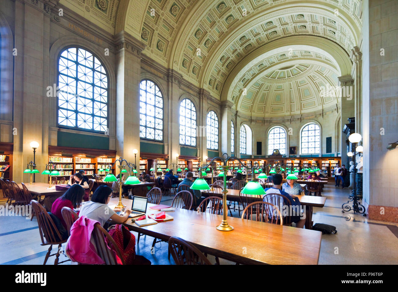 Benannt nach der Bibliothek ersten Wohltäter, Joshua Bates, Bates Hall nimmt den zweiten Stock des Gebäudes und Stockfoto