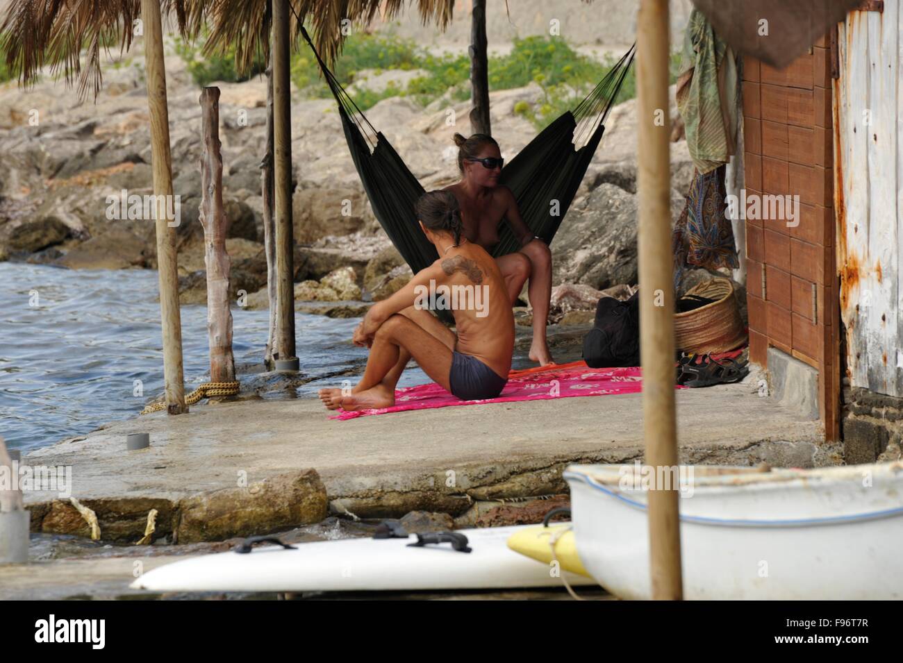 Junges Paar auf einer Hängematte in einem Casetes Varador alten Boah Haus auf Ibiza von Balearen Stockfoto