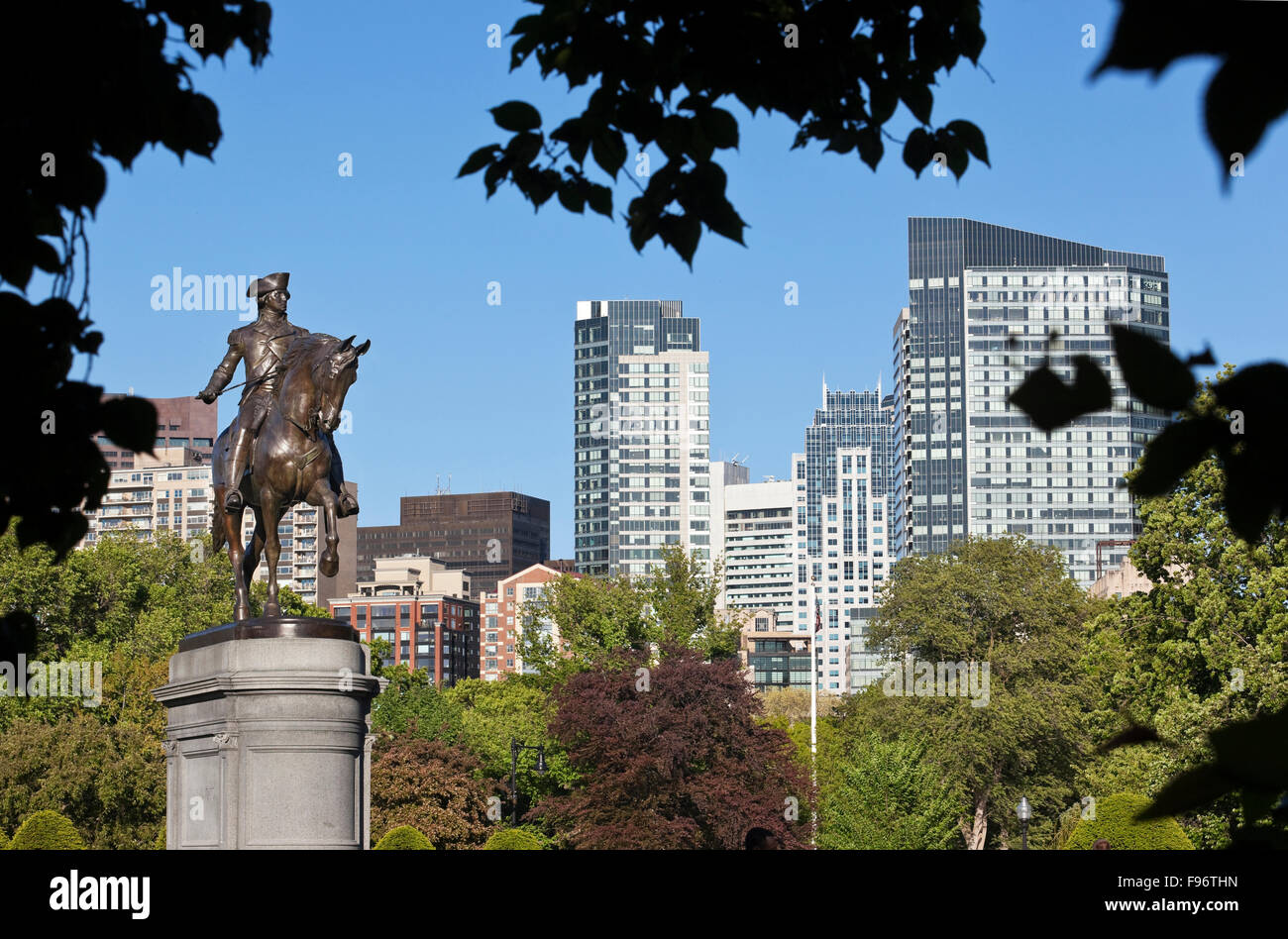 Blick vom Westende der Boston Public Garden in Richtung Stadtzentrum. Die Bronze-Statue auf der linken Seite ist von George Washington und Stockfoto