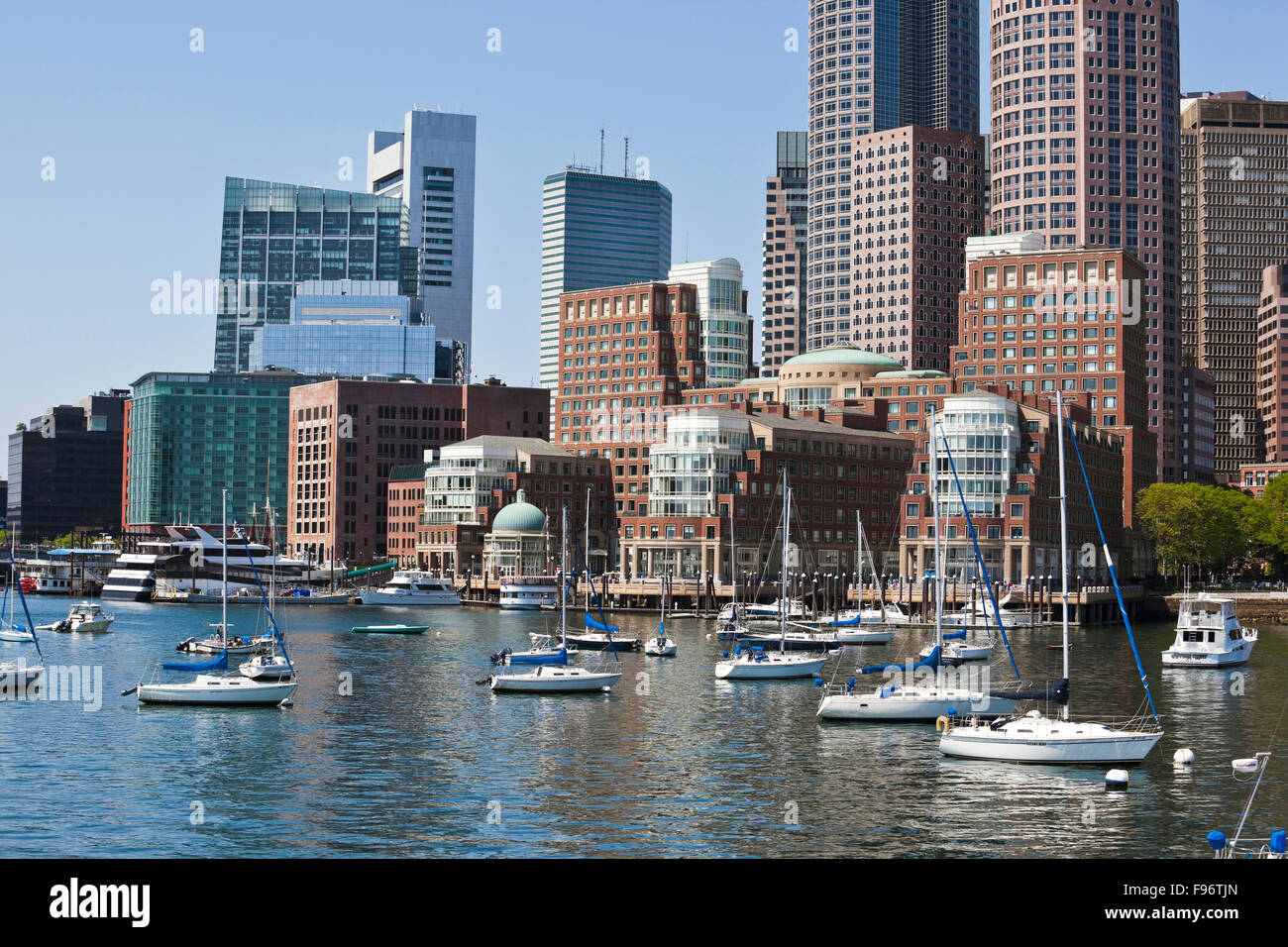 Die Innenstadt von Boston als gesehen von einem Ausflugsboot im Bostoner Inner Harbor. Stockfoto