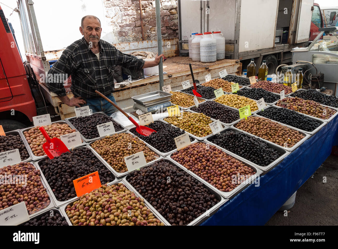 Ein Mann verkauft Oliven auf dem offenen Markt der Stadt am 24. April 2014 in Ayvalik, Türkei. Stockfoto