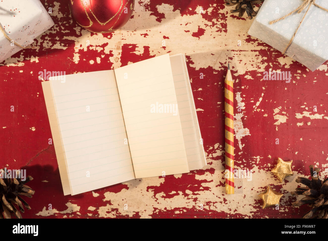 Ferienkonzept, Draufsicht leeren Notizbuch mit Bleistift und Vintage Hipster Ornament Weihnachtsdekoration auf Grunge Holz text Stockfoto