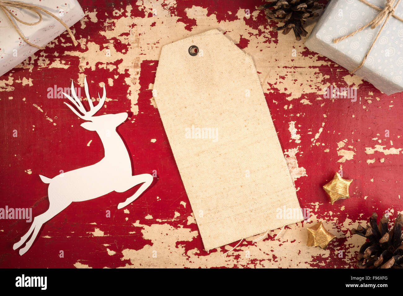 Frohe Weihnachten Draufsicht Vintage Stoff hängen Tag Etikettenvorlage mit Papier geschnittenen Hirsch Silhouette und Urlaub-Deko-Elemente Stockfoto