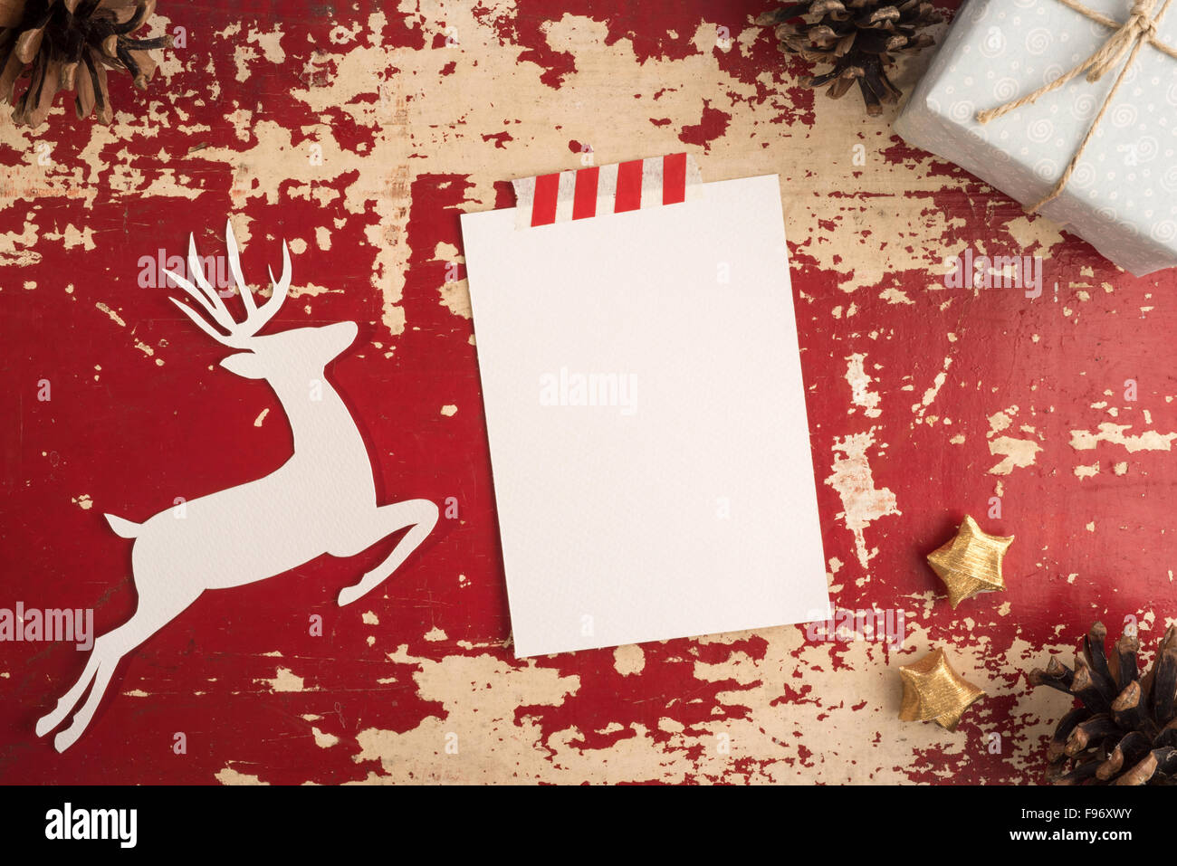 Frohe Weihnachten Draufsicht Grußkartenvorlage auf Hipster Grunge Holzstruktur Hintergrund mit Rentier Papier Form und Urlaub Stockfoto