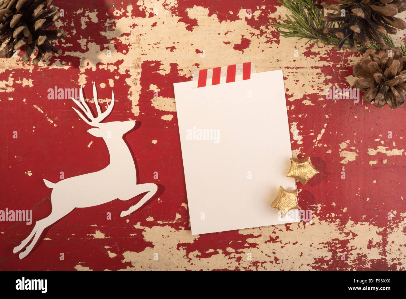 Hipster Weihnachten Urlaub Draufsicht Konzeption, Rentier Silhouette mit Kiefer Kegel Wald Dekoration auf Grunge rot Holz Stockfoto