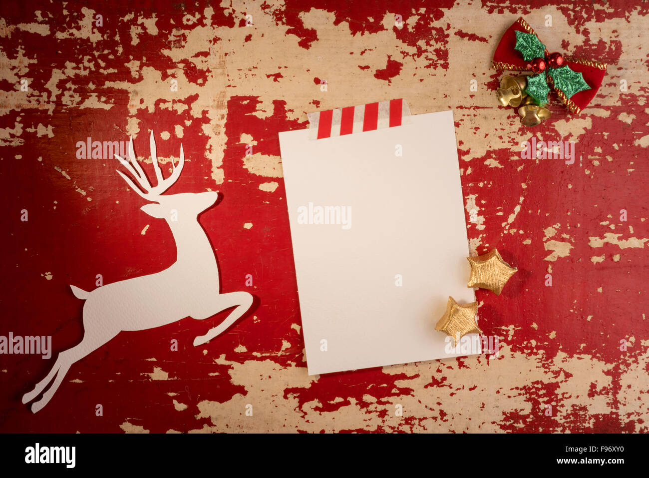 Weihnachten Papier Hinweis Draufsicht Grußkartenvorlage mit Hirsch Silhouette und Vintage Xmas Dekoration auf Grunge Holzstruktur Stockfoto