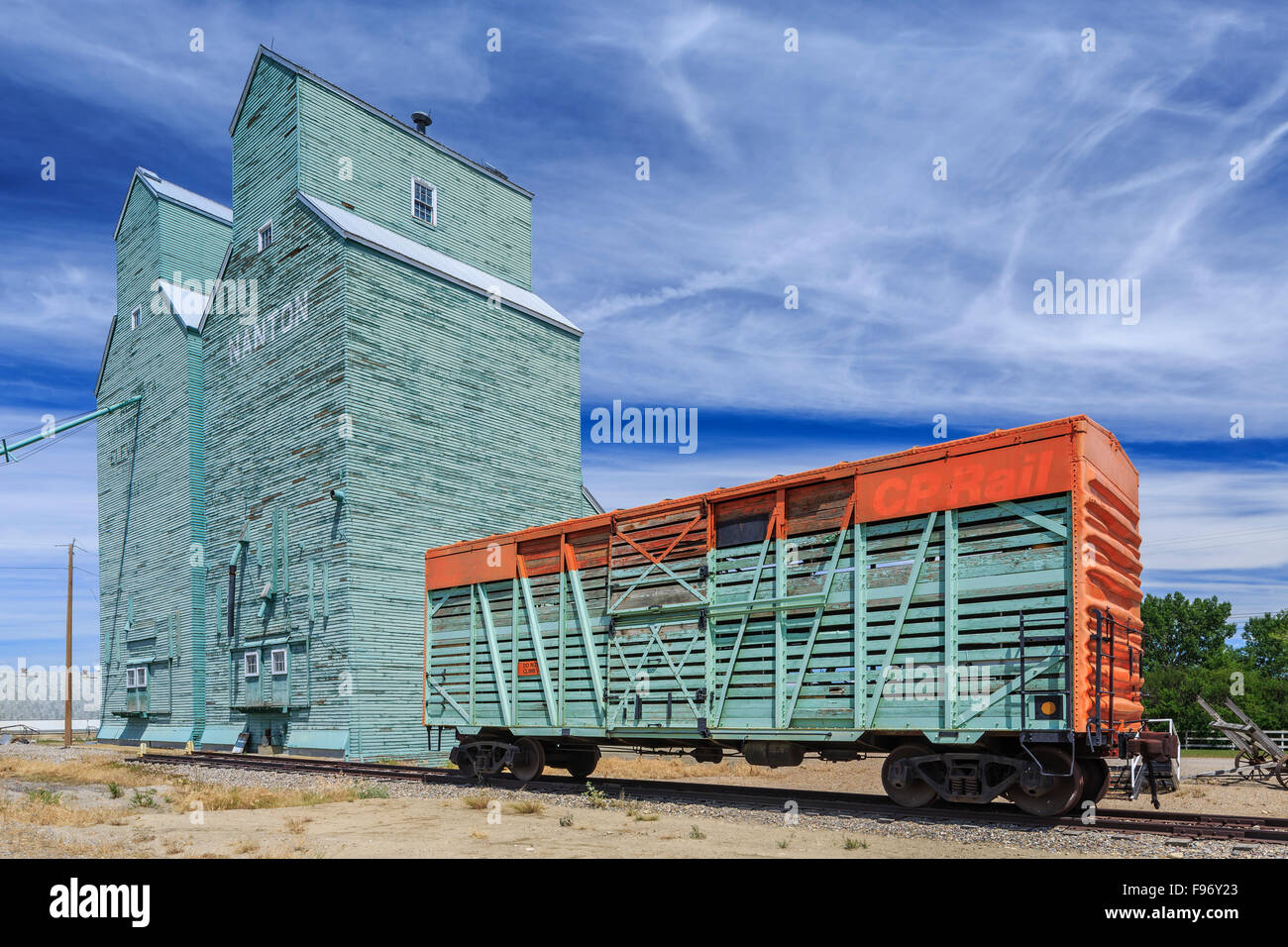 Viehwagen und Getreidesilos, Nanton, Alberta, Kanada Stockfoto