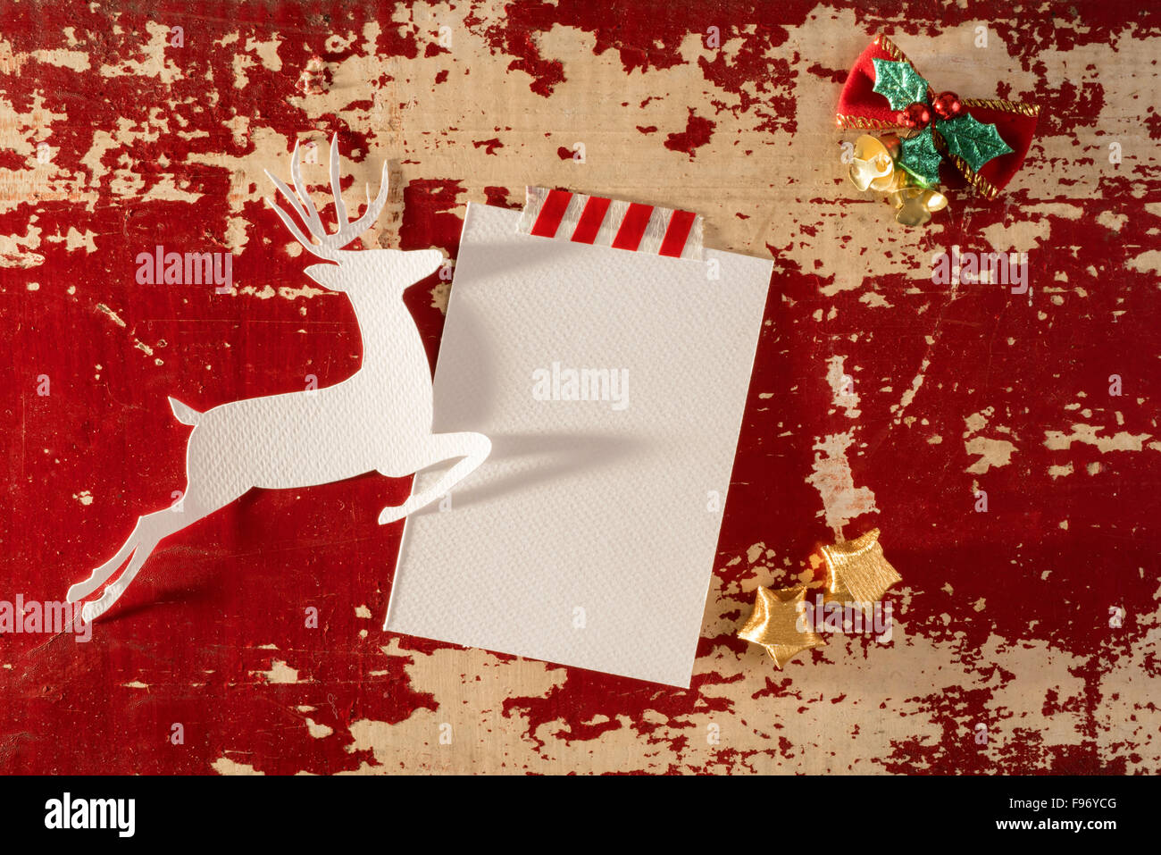 Weihnachten Grußkarten-Draufsicht Vorlage Mockup, Rentier Silhouette mit leeren Papier-Schuldbrief und Dekoration auf Vintage Holz Stockfoto