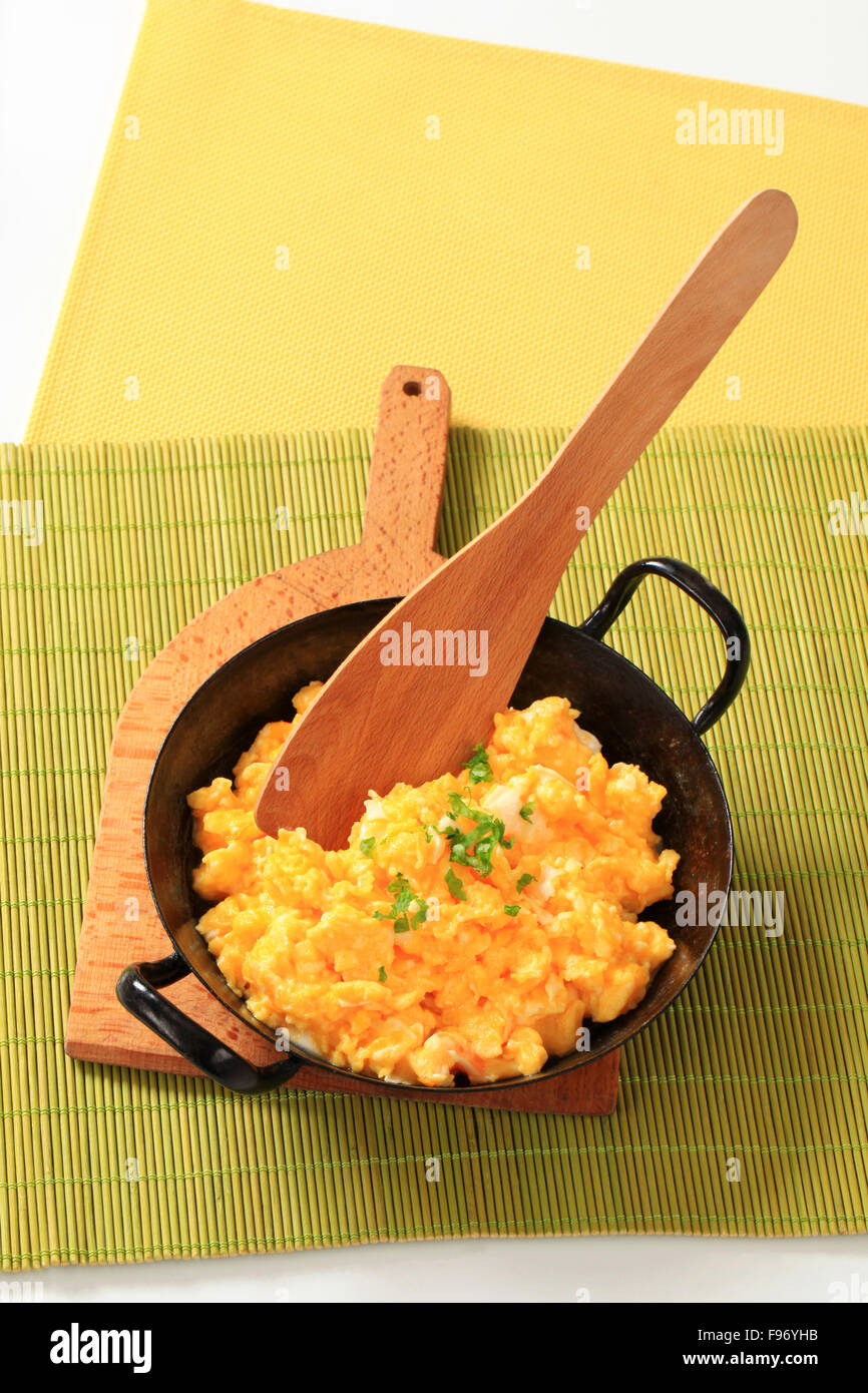 Rührei in einer Pfanne Stockfoto
