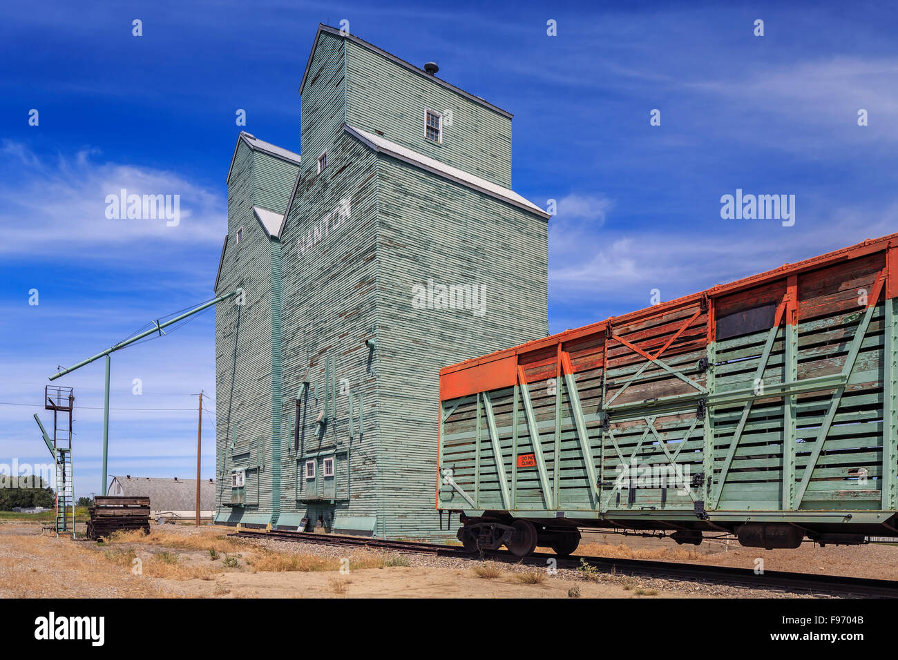 Getreidesilos und alte Viehwagen, Nanton, Alberta, Kanada Stockfoto