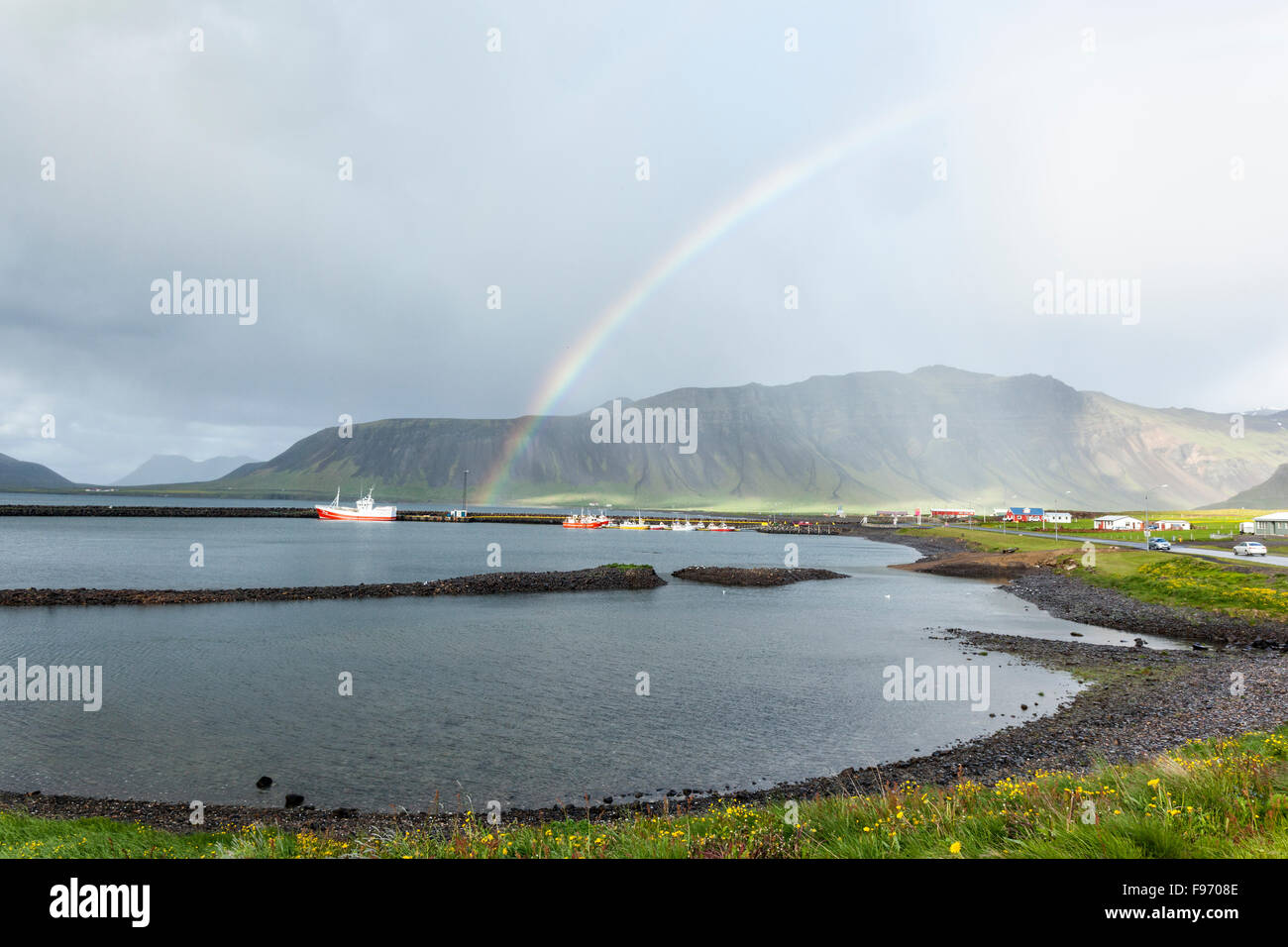 Regenbogen über dem Dorf Grundafjordur, Snaefellsness Halbinsel, Island Stockfoto