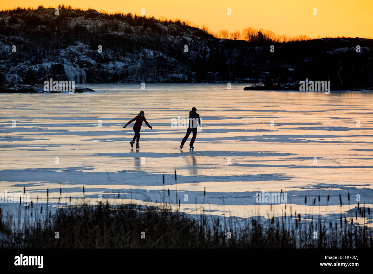 Skater in der Abenddämmerung am Silbersee, Sudbury, Ontario, Kanada Stockfoto