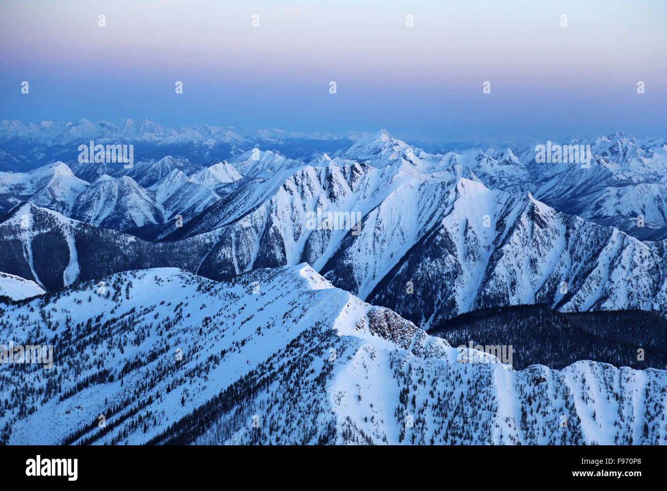 Luftaufnahme des Schnees begrenzt Purcell Mountains bei Dämmerung, Britisch-Kolumbien, Kanada Stockfoto