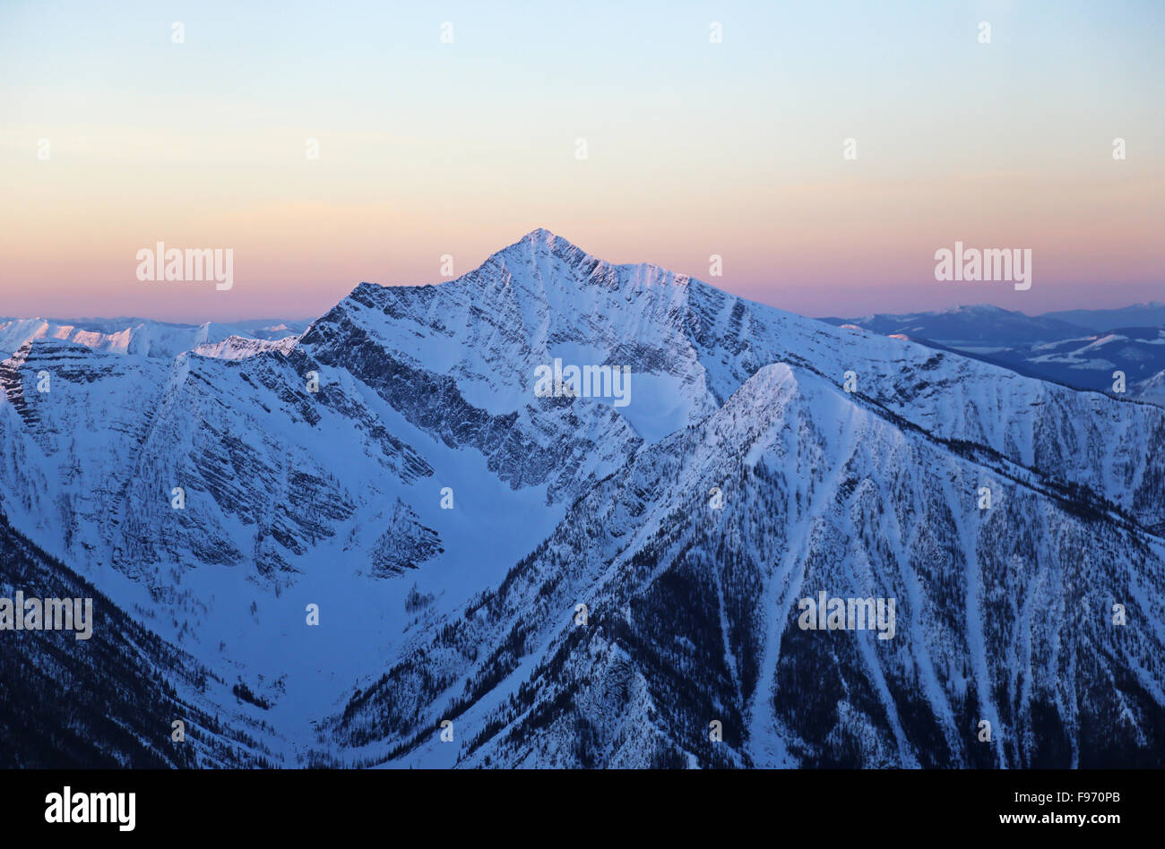 Luftaufnahme des Schnees begrenzt Purcell Mountains bei Dämmerung, Britisch-Kolumbien, Kanada Stockfoto