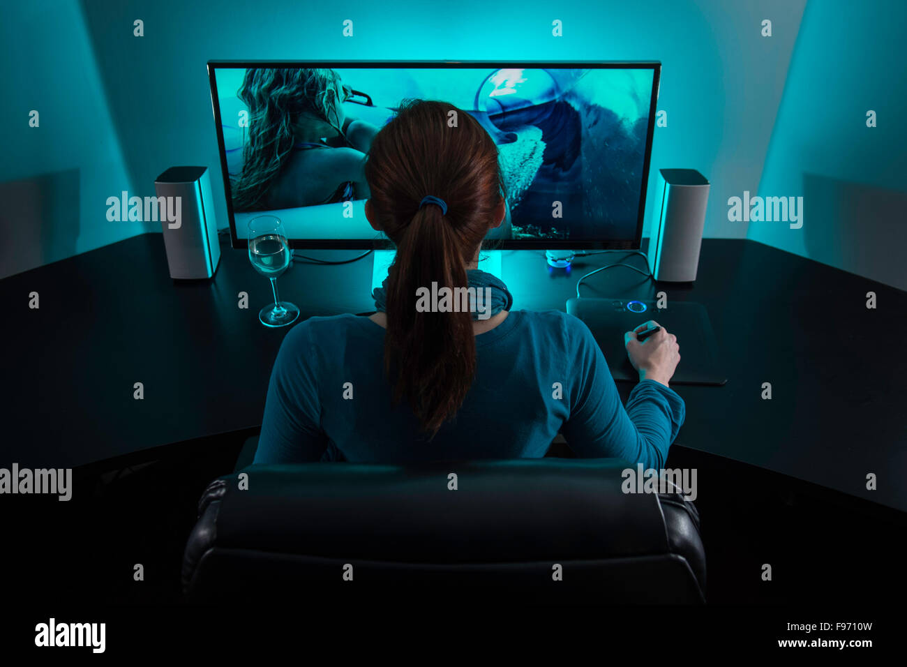 Frau (35) bearbeiten Fotografie auf einem Desktop-PC in ihrem Büro zu Hause. Stockfoto