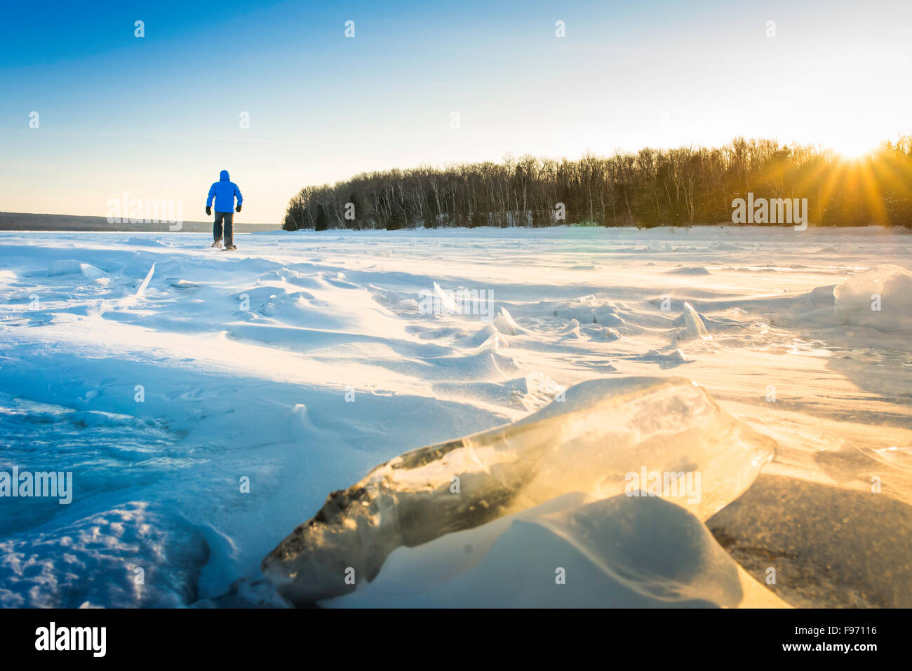 Mann (40) über Georgian Bay, ON, Kanada Schneeschuhwandern. Stockfoto