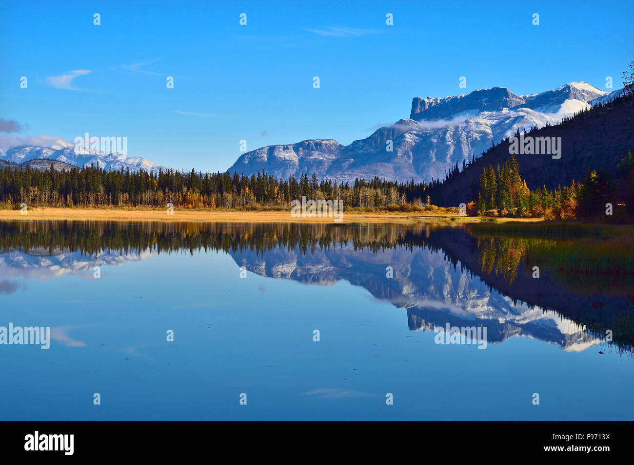 Einem schönen Landschaftsbild der Miette Bergkette im Jasper National Park reflektiert in dem ruhigen Wasser des Jasper-Sees in Stockfoto