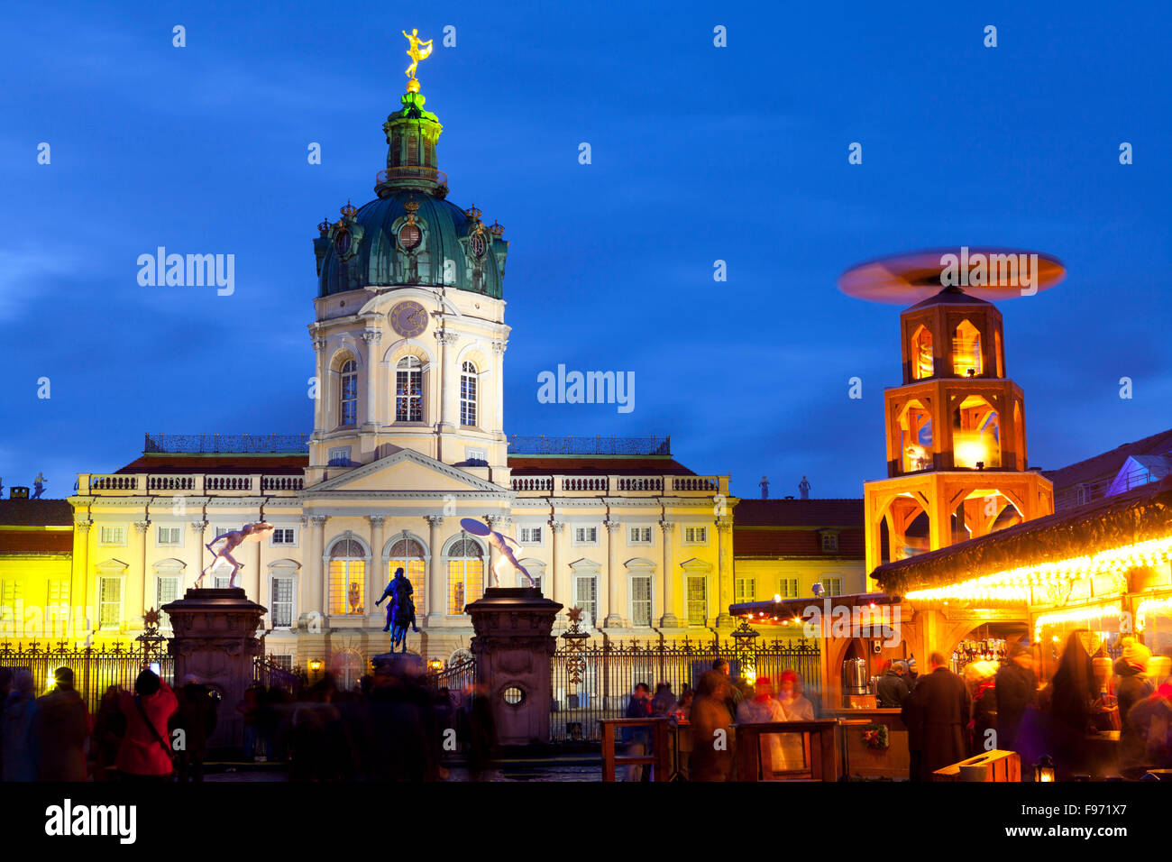 Weihnachtsmarkt vor Schloss Charlottenburg, Berlin, Deutschland
