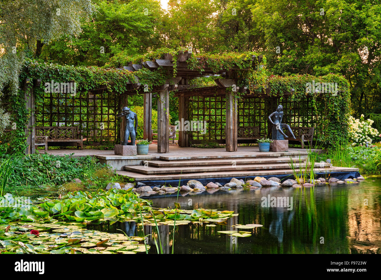 Pergola im Leo Mol Skulpturengarten, Assiniboine Park, Winnipeg, Manitoba, Kanada. Stockfoto